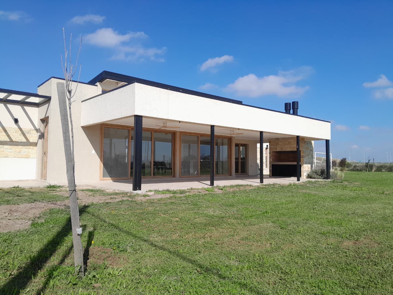 Vivienda unifamiliar terminada, construida en Steel Frame por Rafaela Steel