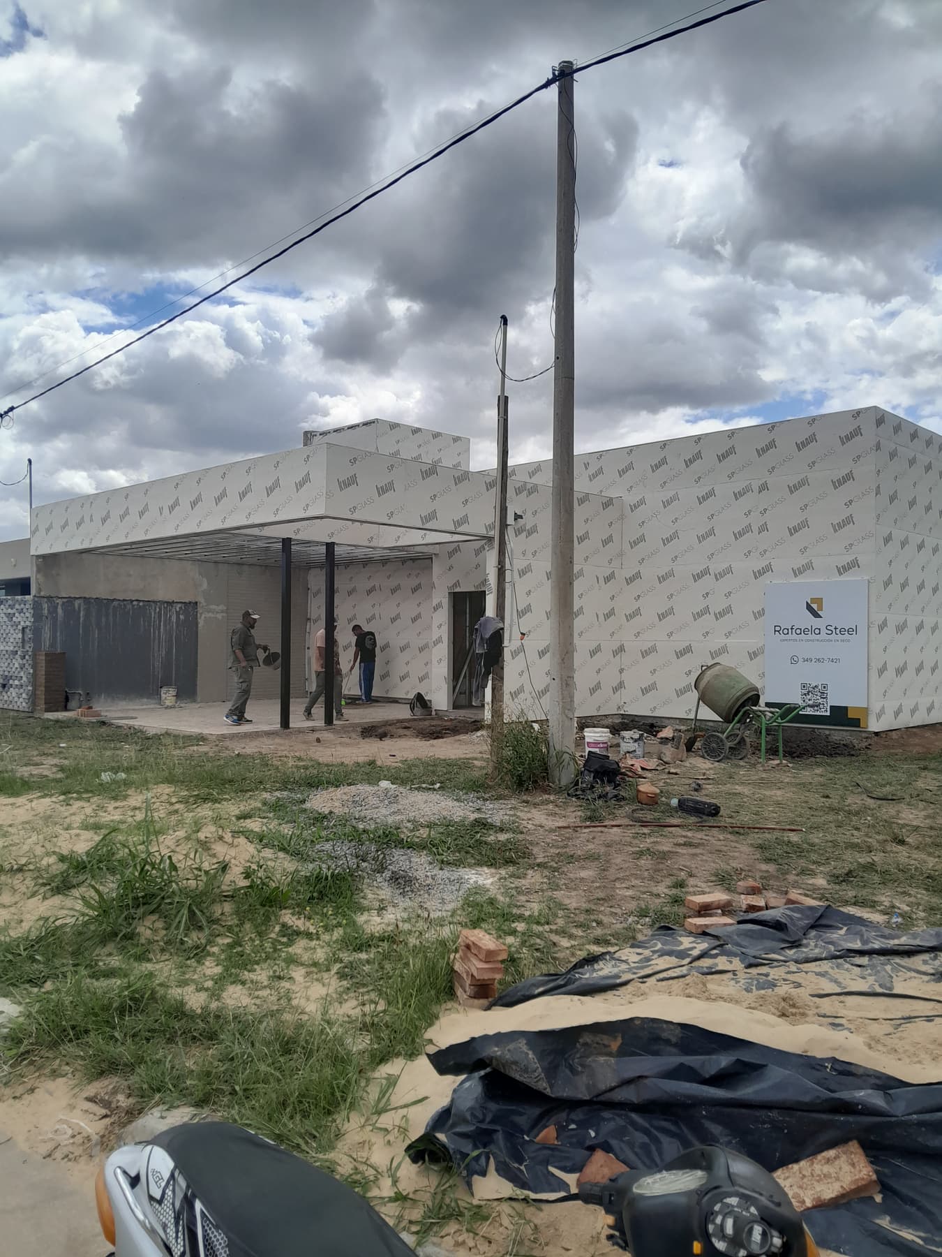 La misma vivienda con placas y membrana hidrófuga colocadas, antes de la terminación
